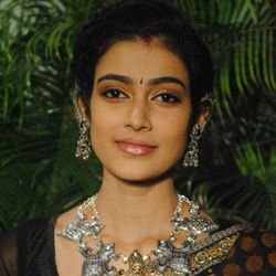 Aakanksha Singh Biography, Age, Height, Weight, Family, Caste, Wiki & More