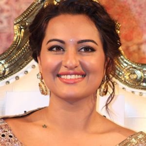 Sonakshi Sinha Biography, Age, Height, Weight, Boyfriend, Family, Facts, Caste, Wiki & More