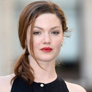 Holliday Grainger Biography, Age, Height, Weight, Family, Wiki & More