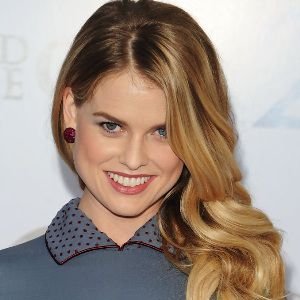 Alice Eve Biography, Age, Height, Husband, Children, Family, Facts, Wiki & More