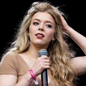 Becky Hill Biography, Age, Height, Weight, Family, Boyfriend, Facts, Wiki & More