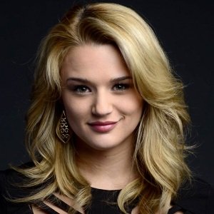 Hunter King Biography, Age, Height, Weight, Family, Boyfriend, Facts, Wiki & More