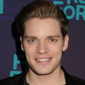 Dominic Sherwood Biography, Age, Height, Weight, Family, Wiki & More