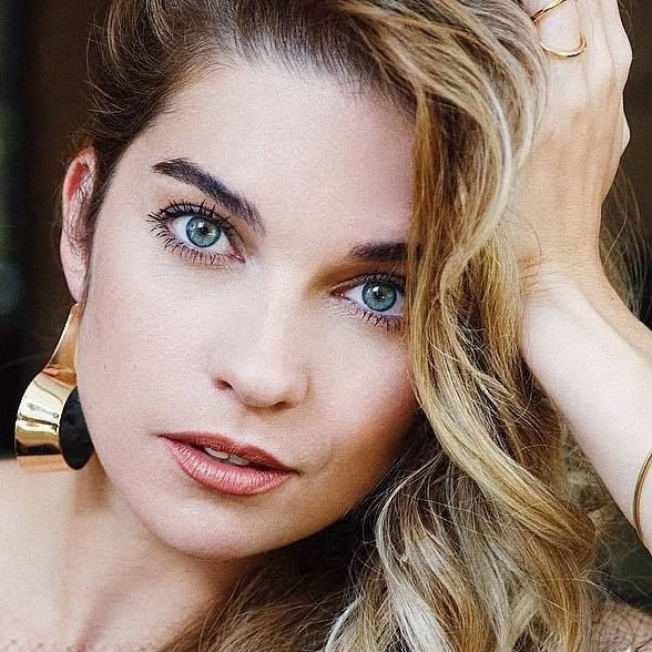 Annie Murphy Biography, Age, Height, Weight, Family, Wiki & More