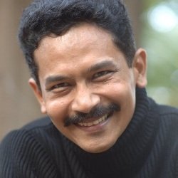 Atul Kulkarni (Actor) Biography, Age, Height, Wife, Children, Family, Facts, Caste, Wiki & More