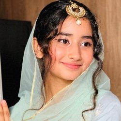 Chahat Tewani (Actress) Biography, Age, Height, Weight, Family, Facts, Caste, Wiki & More