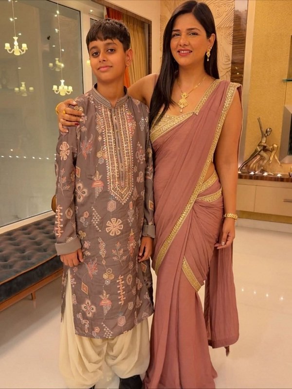 Dalljiet Kaur Biography, Age, Height, Affair, Husband, Children, Family, Facts, Wiki & More