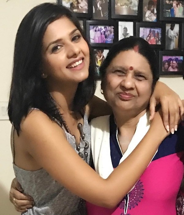 Dalljiet Kaur Biography, Age, Height, Affair, Husband, Children, Family, Facts, Wiki & More
