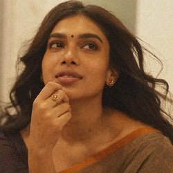 Dushara Vijayan Biography, Age, Height, Boyfriend, Family, Facts, Wiki & More
