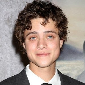 Douglas Smith Biography, Age, Height, Weight, Family, Wiki & More