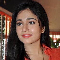 Poonam Bajwa (Actress) Biography, Age, Height, Boyfriend, Family, Facts, Caste, Wiki & More