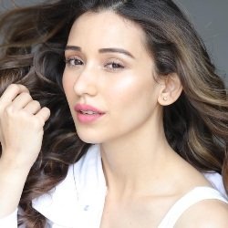 Heli Daruwala Biography, Age, Height, Weight, Family, Wiki & More