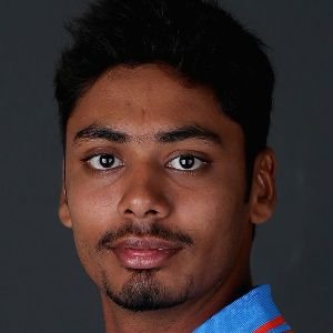 Aavesh Khan (Cricketer) Biography, Age, Height, Weight, Girlfriend, Family, Wiki & More