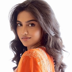 Mamitha Baiju (Actress) Biography, Age, Height, Boyfriend, Family, Facts, Wiki & More