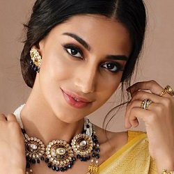 Meenakshi Chaudhary (Model) Biography, Age, Height, Boyfriend, Family, Facts, Caste, Wiki & More