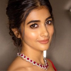 Pooja Hegde (Actress) Biography, Age, Height, Weight, Boyfriend, Family, Caste, Wiki & More