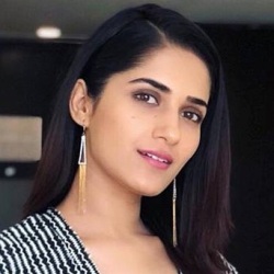 Ruhani Sharma (Actress) Biography, Age, Height, Weight, Boyfriend, Family, Caste, Wiki & More