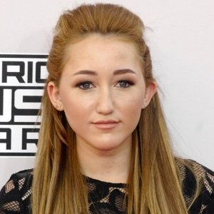 Noah Cyrus Biography, Age, Height, Weight, Family, Boyfriend, Facts, Wiki & More