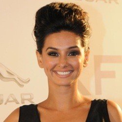 Shibani Dandekar Biography, Age, Height, Boyfriend, Husband, Family, Facts, Caste, Wiki & More