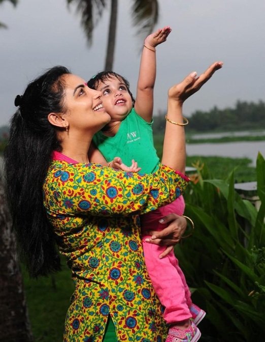Shweta Menon Biography, Age, Husband, Children, Family, Caste, Wiki & More