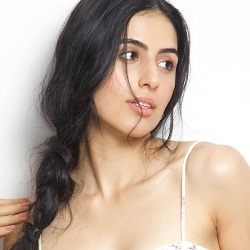 Simar Bhatia (Actress) Biography, Age, Height, Boyfriend, Family, Facts, Wiki & More