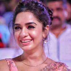 Sukhada Khandkekar Biography, Age, Height, Weight, Family, Husband, Facts Caste, Wiki & More