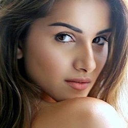 Tara Sutaria Biography, Age, Height, Weight, Boyfriend, Family, Facts, Caste, Wiki & More