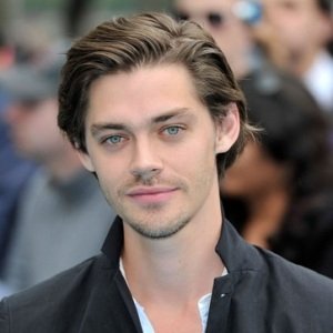 Tom Payne Biography, Age, Height, Weight, Girlfriend, Family, Wiki & More